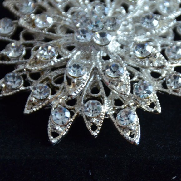 Silver Coloured Flower/Sun Brooch/Pin - Picture 2 of 6